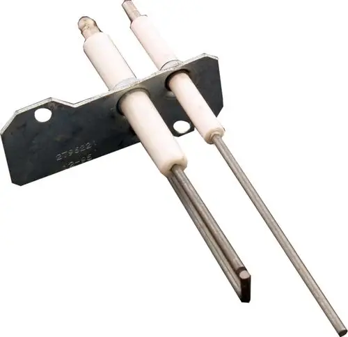 Zünd- und Überwachungselektrode von Wolf mit zwei keramischen Isolatoren und metallischem Halter zur Verwendung in Heizgeräten.